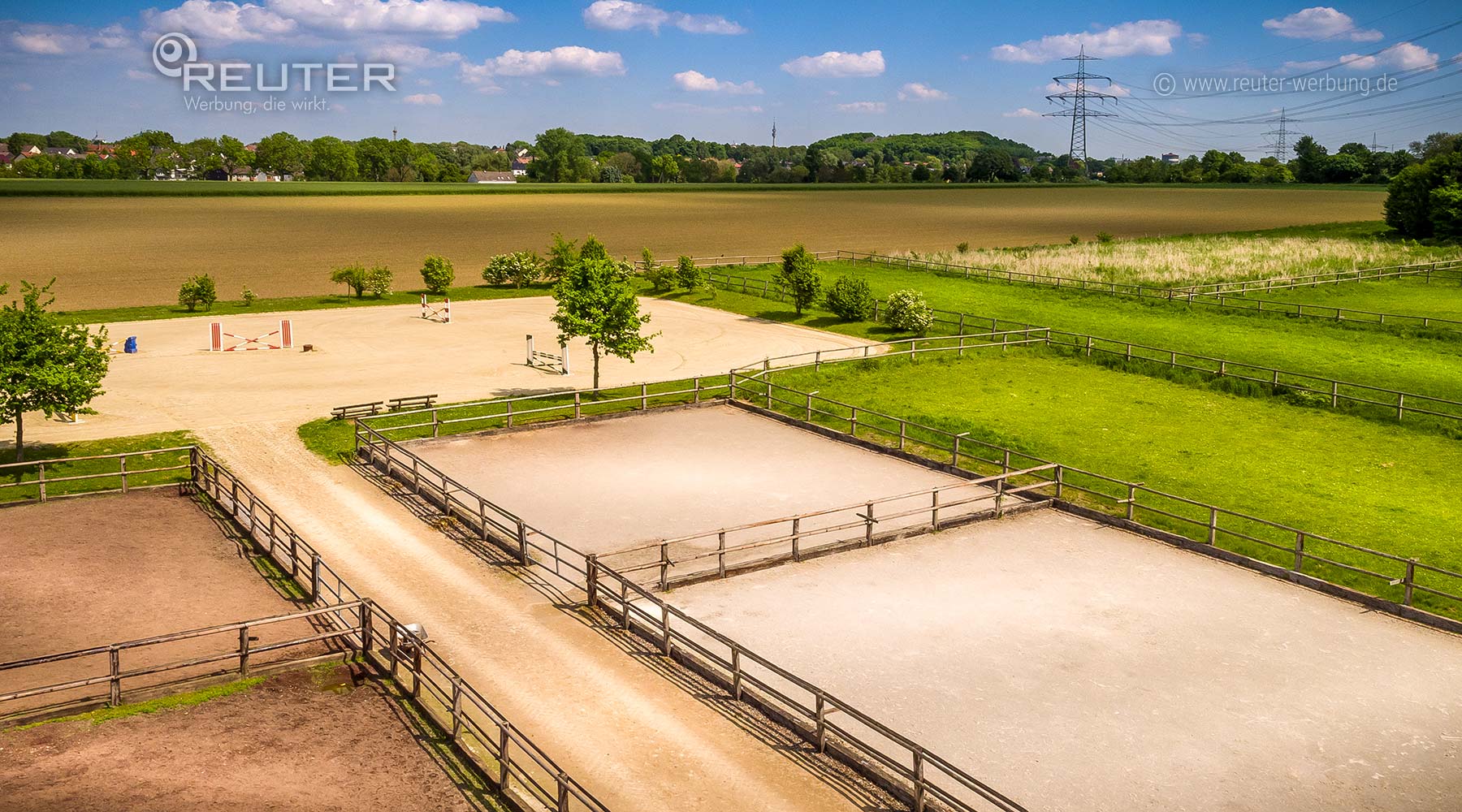 Foto: Aerials / Luftbildaufnahmen von REUTER - Beispiel: Paddock- & Springplatz, Grünflächen & Weiden, Reitanlage OEHMCHEN, Dortmund - Shooting vor Ort aus der Luft